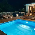Nina Villa *