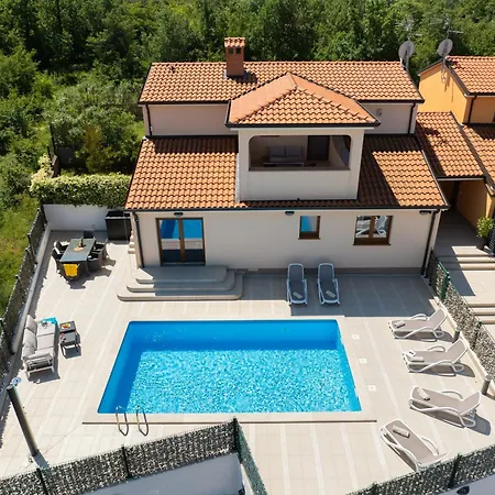 Nina Villa Radmani