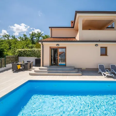 Nina Villa Radmani