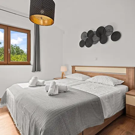 Nina Villa Radmani