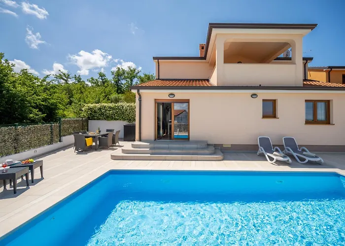 Nina Villa Radmani