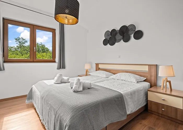 Nina Villa Radmani